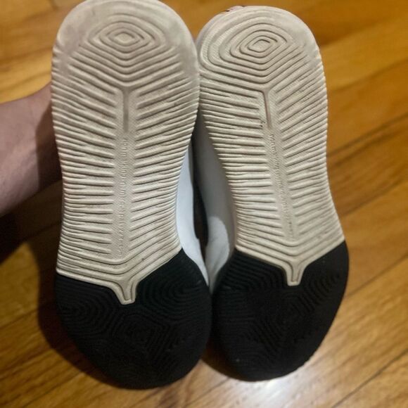 Nike White and Black Sneakers with Multicolor Accents - Picture 7 of 7